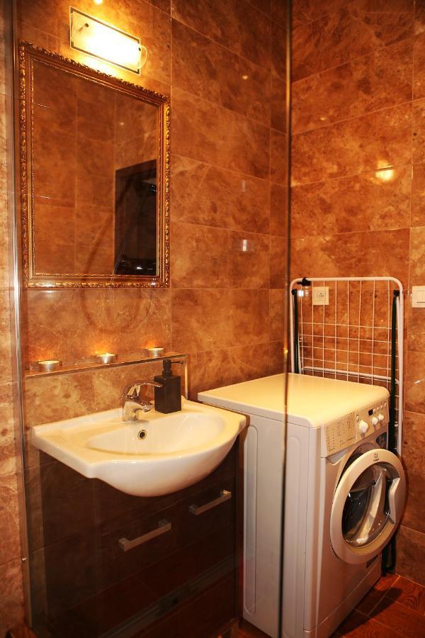 Center In Middle Of Apartament